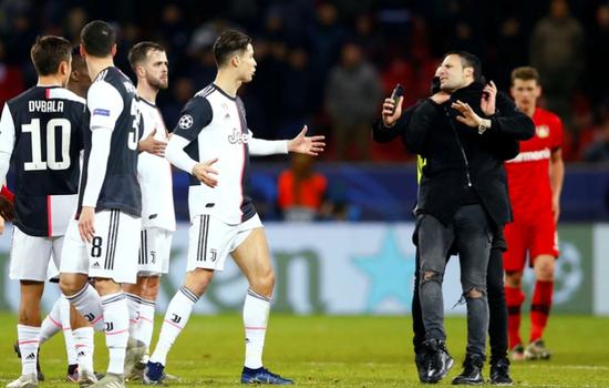  沙尔克04终迎赛季首胜，主场球迷沸腾庆祝胜利